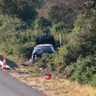 Imatge d'un vehicle accidentat i abandonat a l'AP-7 a l'altura de Gelida.