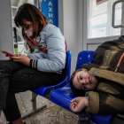 Refugiados de la autoproclamada República Popular de Donetsk descansan en el centro de alojamiento temporal en Taganrog, región de Rostov, en Rusia.