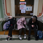 Refugiados ucranianos descansan en una estación de tren en Przemysl, Polonia.