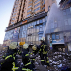 Uns bombers apaguen un incendi en un edifici residencial de l'avinguda Lobonovsky a Kiev.