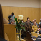 Imatge d'una flor en record de la regidora Sandra González Rodríguez al plenari de Vila-seca.