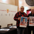El concejal de Fiestas, Santi Porta; y el director de Abril Producciones, Sergi Solís, enseñando los carteles del certamen.