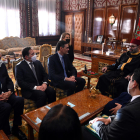 El presidente del gobierno español, Pedro Sánchez y el ministro de Exteriores, José Manuel Albares reunidos con el rey de Marruecos, Mohamed VI.