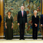 El rei Felip VI amb els quatre nous magistrats del TC: Juan Carlos Campo, Laura Díez, María Luisa Segoviano i César Tolosa.
