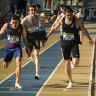 Los atletas Bruno Hortelano (d), Manuel Guijarro (i) y Bernat Erta (c), durante la final de los 400 metros del Campeonato de España en Pista Cubierta en Ourense.