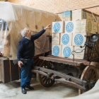 Jordi Rovira mostra un carro inèdit amb 72 capses de cartó antigues de Chartreuse, encara amb l'embalatge.