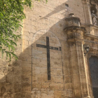 Creu als vencedors de la guerra civil espanyola a la façana de l'església de Cinctorres.