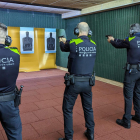 Imatge d'agents de la Guàrdia Urbana utilitzant la nova sala de formació de la policia local.