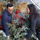 Dos personas colocando su árbol de Navidad en la zona habilitada en el Parc Central.