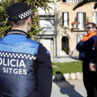 Imatge de dos agentes de la Policía Local de Sitges.