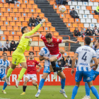 Guillermo Fernández intentant rematar una pilota contra l'Atlético Baleares el darrer diumenge.