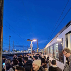 L'andana plena d'usuaris esperant que arribi el tren a Tarragona.