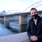 Imagen de archivo del diputado de En Comú Podem, Jordi Jordan, con puente del Estado de Tortosa y el río Ebro en el fondo.