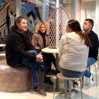El concejal Domingo Tomàs y la alcaldesa Meritxell Roigé, conversando con paradistas en el nuevo espacio.