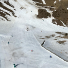Diversos esquiadors fent baixada per les pistes de la Masella.