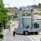 Operarios transportando un contenedor de combustible nuclear gastado en Ascó.