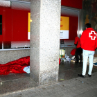 Voluntarios de Cruz Roja ofreciendo mantas y bebidas a los sin techos durante la Operación Iglú.