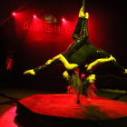 Imatge d'arxiu de dues acròbates del Circ Raluy Legacy durant un assaig de l'espectacle 'Todo (lo) Cura' a Barcelona.