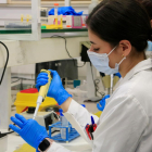 Una investigadora pipeteja un reactiu en un dels laboratoris del Vall d'Hebron Institut de Recerca (VHIR).