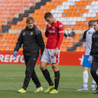 Pablo Fernández retirant-se lesionat en el partit contra l'Eldense.