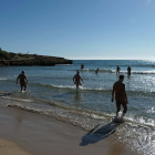 La zona destinada a la pràctica nudista es troba a la banda esquerra de la platja de la Savinosa.