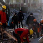 Operativos realizan labores de rescate en Turquía.