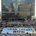 Pancarta a l'exterior de la Seu de l'ONU