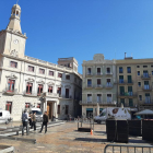 Treballs de muntatge de la pista de pàdel a la plaça del Mercat.