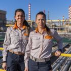 Les germanes Anna i Mercè Pérez Jornet, a la refineria de Repsol.