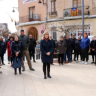 L'alcaldessa Maria Cinta Llaó i veïns del Perelló fent els tres minuts de silenci en record dels tres joves morts diumenge.