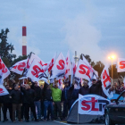 Imatge dels e,pleats de Repsol protesant a Tarragona.