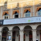 Imatge del cartell del concert solidari que hi ha a la façana del Teatre Fortuny de Reus.