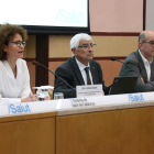 Núria Nadal, directora de Atención Primaria; Manel Balcells, y el conseller de Salut; en la rueda de prensa.