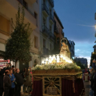 Las aceras de la avenida de Prat de la Riba se llenaron de gente que quería presenciar la Procesión.