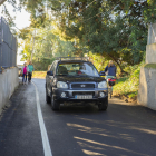 Imatge d'un vianant, un vehicle i una bicicleta circulant pel reformat camí de la Pedra Estela.