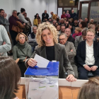 La alcaldesa de Tortosa, Meritxell Roigé, deposita el voto en la asamblea extraordinaria.