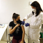 Una mujer se vacuna contra la cóvid-19 y la gripe en el CAP Primer de Maig de Lleida.