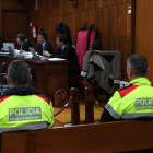 Los dos acusados ​​de espaldas al inicio del juicio que se celebra en la sección 4a de la Audiencia de Tarragona.