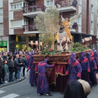 Els carrers del centre de Tarragona es van omplir de gent per veure una de les processons de la Setmana Santa.