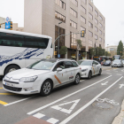 Imatge d'arxiu de la parada de taxis al carrer de Pere Martell de Tarragona, al costat de l'estació d'autobusos.