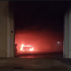 Imagen del incendio de diversos vehicles en una nau industrial a Sant Jaume dels Domenys.