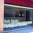 Puerta actual de la sede de los servicios sociales del municipio.