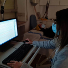 Una especialista realizando un electroencefalograma, prueba que sirve para registrar la actividad cerebral cortical.