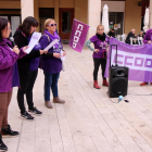 Lectura del manifiesto durante la concentración del 8-M frente al Ayuntamiento de Tortosa.