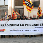 Manifestantes, entre él Fran Pizarro, sujetando una pancarta para denunciar su despido.