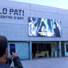 Un dels artistes de 'Miratges' fotografia la nova 'sala expositiva' la Façana de lo Pati.