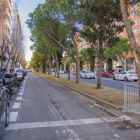 Els carrils laterals de l'avinguda de Roma tenen un paviment degradat.