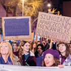 Desenes de manifestants recorrent els carrers del centre de la ciutat de Tarragona durant la protesta.