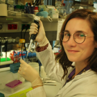 La científica Morgan Lucas, del grupo de investigación de la doctora Eva Novoa en el Centro de Regulación Genómica