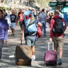 Turistes amb maletes per la Rambla a Barcelona.